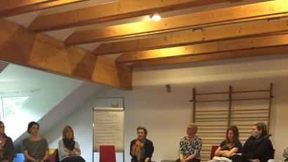 Bild: rn
Elternabend in der Kindertagesstätte: In der Mitte (mit Tuch) jeweils die Referentin.