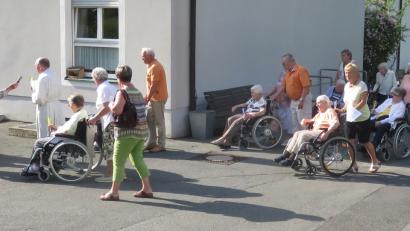 Bild: rha
Pfarrer Josef Wittmann und die Ministranten führten die Lichterprozession um das BRK-Heim St. Ägidius an.