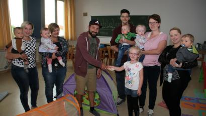 Bild: wro
200 Euro   übergibt LSG-Vorsitzender Alexander Derwart an   Mitglieder der Fuchsmühler Krabbelgruppe. Im Bild (von links) Jenny Höfer mit Finn, Pamela Lang mit Töchterchen Mariella, Alexander Derwart, Thomas Beer mit Raphael, Lara, Lene und Julia Mayerhöfer sowie Jessica Höfer mit Elias.