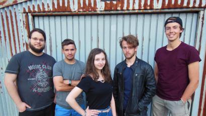 Bild: hai
Ihr Debüt auf der "Wippmparty" gibt die neu gegründete Band Cakerider mit den Bandmitgliedern (von links) Nico Scholz (Bass, Gesang), Benedikt Baader (Schlagzeug), Lena Kuchenreuther (Gesang, Gitarre, Keyboard), Georg Gutheil (Keyboard, Gesang) und Elias Tebroke (E-Gitarre, Gesang).