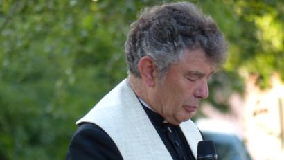 Bild: hme
Pfarrer Ambros Trummer bei der Maiandacht in Gelpertsricht