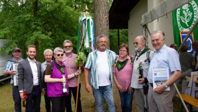 Bild: exb
Der Oberpfälzer Waldverein aus Weiherhammer empfängt die Weidener Wimpelwandergruppe.