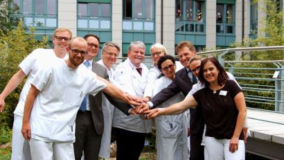 Bild: Klinikum/Uschold
Ziehen an einem Strang (von links): Tobias Härtl und Martin Weinfurter (onkologische Trainingstherapie), Martin Mayr (DAK), Dr. Ludwig Fischer von Weikersthal (Onkologie), Peter Fischer (Ernährungsteam), Dr. Anja Tobermann (Strahlentherapie), Manuela Schaber (Frauenklinik/integrative Onkologie), Dr. Harald Hollnberger (Ärztlicher Direktor), Elisabeth Gaulard-Hirth (Ernährungsteam) sowie Doris Kastner (Stressbewältigung).
