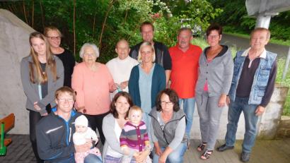 Bild: hai
Das Jubelpaar Gisela und Kurt Schröter (Dritte und Vierter von links) im Kreise der Familienangehörigen Celina Dötsch, Katrin Dötsch, Manuela Schröter, Helmut Wagner, Maria Dötsch und Günther Wagner (von links stehend), Thomas Schindler mit Tochter Paula, Sonja Schindler mit Tochter Raphaela sowie Resi Wagner (knieend von links).