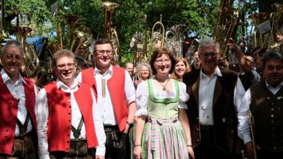 Bild: ohr
Josef Lobenhofer (Zweiter von rechts, mit Gattin Marita) feierte im Gasthof Bodensteiner Stulln seinen 60. Geburtstag. Drei Blaskapellen mit ihren Vorständen (von links) Richard Karl (Pischdorf), 1. und 2. Vorstand Richard Fischer und Sebastian Wittl (Schmidmühlen) sowie 1. Vorstand Dionys Böckl (rechts/Schwarzenfeld) überbrachten dem Jubilar die Glückwünsche mit dem „Musikantengruß“ im Chor, intoniert von 75 Musikern.
