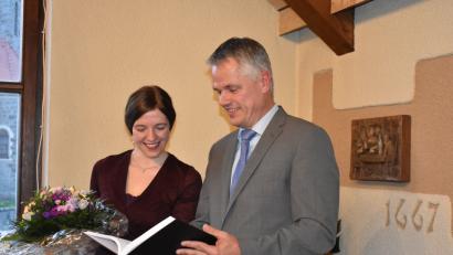 Bild: lue
„Auf Stätten des Leids – Heime des Glücks“ heißt der Vortrag der Hochschulabsolventin Lena Möller. Bürgermeister Thomas Meiler darf vorab die 200-seitige Ausarbeitung lesen und ist beeindruckt.