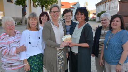 Bild: Rosner, Josef [JR]
Die Spendenübergabe mit (von links) Waltraud Schriewer, Rita Härtl, Margit Wild, Christine Heimburger, Rosalie Ginker, Alexandra Weiß, Karola Kamm und Patricia Stark.
