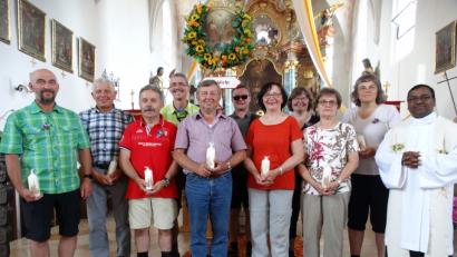 Bild: ct
Pfarrvikar Hruday Madanu (rechts) und Wallfahrtsführer Edmund Heldmann (Vierter von links) ehren zahlreiche Wallfahrer für ihre oftmalige Teilnahme (von links): Willi Pausch, Christian Weiß, Peter Andraschko, Manfred Härtl, Resi Regler, Christine Ratzke, Marianne Merkl und Roswitha Hufsky sowie in der  Mitte hinten mit dem Wallfahrtsbild Gerald Hüttner.