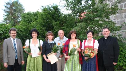 Bild: fpoz
Ehrung nach der Serenade:  Im Bild von links Berthold Strahl, Jutta Heindl, Martina Nettles, Gerhard Ernstberger, Renate Schraml, Christa Köllner und Pfarrer Robert Ploß.