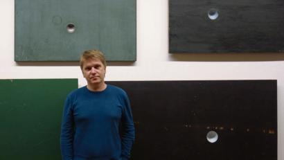 Bild:  [WSU]
Roman Ondrak holt den Himmel durch Suppenkellen herunter. Eine Ausstellung im Kunstforum Ostdeutsche Galerie stellt sein Werk vor.