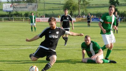 Bild: Rudolf Gebert
Das war das 1:0 für den FC Lorenzreuth: Michael Schneider wurde wunderschön freigespielt und ließ Anton Zintl im TSV-Gehäuse keine Chance.