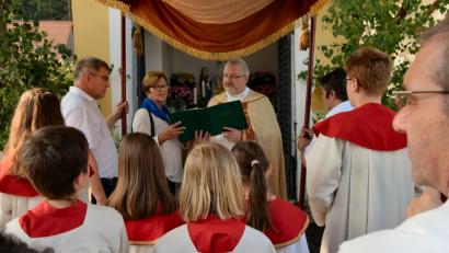 Bild: bö
Pater Thomas Lürsmann trug   das Allerheiligste zu den vier Altären im Markt Hohenburg. Begleitet wurde er von vielen Gläubigen, Abordnungen der örtlichen Vereine und der Trachtenkapelle.