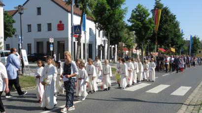 Bild: Ulla Britta Baumer
Traditionell begleiteten die Erstkommunionkinder die Prozessionen - hier der Zug durch Mitterteich.