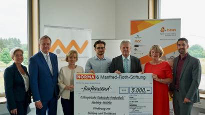 Bild: OTH Amberg-Weiden
Freude über die Spende aus der Norma-Stiftung: Sabine Märtin (Leiterin OTH Professional), Ulrich Schäfer (Verkaufsleiter Norma Regenstauf), Prof. Dr. Christiane Hellbach (Vizepräsidentin der OTH Amberg-Weiden), Michael Irrgang (Dualer Student), Anton Gleixner (Niederlassungsleiter Norma-Niederlassung Regenstauf), Prof. Dr. Andrea Klug (Präsidentin der OTH Amberg-Weiden) und Philipp Hermannsdörfer (Digitale Gründerinitiative Oberpfalz).