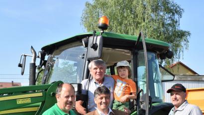 Bild: rgr
Albert Gradl (hinten) mit Enkel Laurenz wird nach fast 25 Jahren Beschäftigungszeit beim städtischen Bauhof von 
Bauhof-Vorarbeiter Richard Sier, Bürgermeister Edgar Knobloch und Alexander Eismann (von rechts) in den Ruhestand verabschiedet.