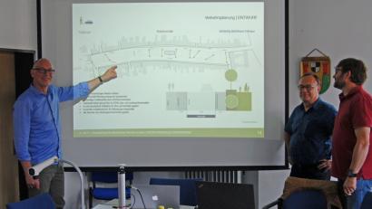 Bild: OW, Autor [OW]
Es gibt eine neue Entwurfsplanung für die Markplatzsanierung. Diese wurde vom Städteplaner Felix Hozapfel-Herziger (links)dem Stadtrat vorgestellt. Unterstützt wurde er dabei vom Architekten Volker Jungwirth aus Bayreuth. Interessiert verfolgte Bürgermeister Wolfgang Haberberger den Vortrag.
