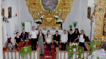 Bild: Beitrag, Externer [EXB] (kontakt@oberpfalznetz.de)
Die 10 Interpreten des Benefizkonzerts, darunter die bekannte Musiklehrerin Viola Schweinfurter (Vierte von links) und Initiatorin Julia Kraus (Dritte von rechts).