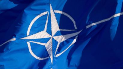 Bild: Daniel Naupold/dpa
Die Nato-Flagge wird nicht in Amberg wehen. Ulm bekommt den neuen Stützpunkt.