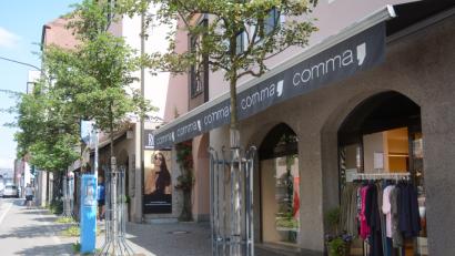 Bild: gsb
Der Pachtvertrag am Stadtmühlweg läuft demnächst aus. Die Modefiliale Comma zieht ein paar Häuser weiter und wird in der Sedanstraße 4 wiedereröffnet.