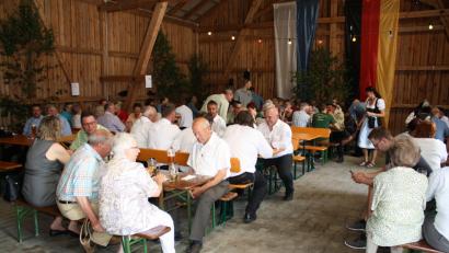 Bild: bjp
Voll besetzt ist "Heiners Halle" beim CSU-Frühlingsfest an Fronleichnam, aber auch die schattigen Freiluftplätze sind an diesem schönen Vorsommertag gefragt.