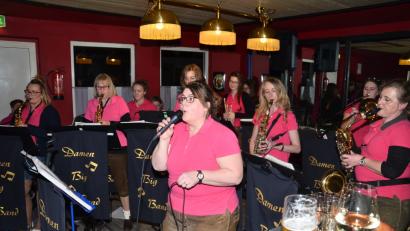 Bild: fjo
Auch Gesang gehörte zu den Liedern der Damen-Big-Band, die in wenigen Tagen mit einem Sommernachtsfest das 15-jährige Bestehen feiert.       Bild: fjo
