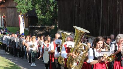 Bild: kro
Ein stattlicher Festzug, angeführt von der Großkonreuther Blaskapelle, zog zum Kriegerdenkmal.