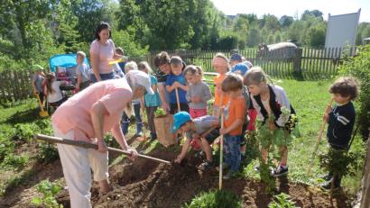 Bild: exb
Im Bauerngarten legten die Schlaugärtnerzwerge des Kindergartens St. Nikolaus in Theuern fleißig mit Hand an, um die Kartoffeln in die Furche zu stecken.