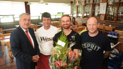 Bild: Schönberger, Gabi
Zur Wiedereröffnung gratulierten dem neuen Pächter Vaclav Zvelebil (Zweiter von rechts) und Koch Martin Kejr Oberbürgermeister Kurt Seggewiß und Michael Weiß, Vorsitzender des Dartclubs „Don Promillo’s“ (rechts).