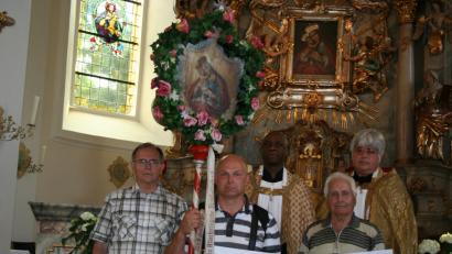 Bild: gpa
Für die 50. Gößweinstein-Wallfahrt danken Stadtpfarrer Thomas Jeschner und Pilgerleiter Herbert Körper Hans Kern (vorne, rechts). Eine Ehrenurkunde bekommt Wolfgang Deubzer (daneben) für seine 25. Wallfahrt. Deubzer hat außerdem auf dem Pilgerweg das „Wallfahrtsbild“ getragen, ein Kräfte raubender Ehrendienst.  Hinten von rechts Stadtpfarrer Jeschner, Pfarrvikar Enzewa, Pilgerleiter Körper.