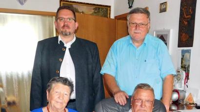 Bild: hai
Mit einem hochwertigen Tee-Set, blau verpackt mit bayerischem Staatswappen, gratuliert Ministerpräsident Markus Söder dem Jubelpaar Lenja (83) und Gottlieb Dewald (84) zu 65 gemeinsamen Lebensjahren. Glückwünsche überbrachten persönlich Pfarrer Micha Boerschmann (stehend links) für die evangelische Kirchen- und Bürgermeister Manfred Porsch für die politische Gemeinde.