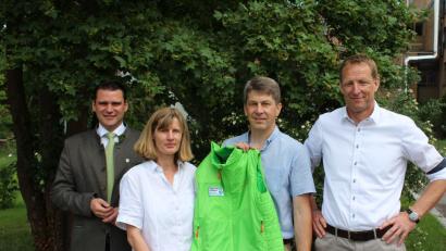 Bild: Pressestelle Landratsamt Schwandorf
Die neue Gebietsbetreuerin Birgit Simmeth erhält von ihrem Vorgänger Markus Kurz symbolisch die markant grüne Jacke der Gebietsbetreuer. Landrat Thomas Ebeling (links) und Geschäftsführer Christian Meyer (rechts) gratulieren.