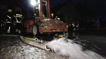 Bild: Auer, Alexander
In Painten konnten Sandsäcke nur teilweise schlimmeres verhindern.