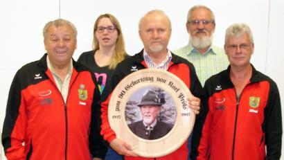 Bild: smr
Von links: Franz Hasenstab, Katrin Specht, der Gewinner der Ehrenscheibe Hermann Müller, Georg Pickelmann und Alfred Hertl.