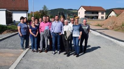 Bild: fz
Vertreter der Bürgerinitiative Trebsau klagen Landtagsabgeordnetem Karl Vetter (Siebter von links) auf der Straße, für die sie noch bis 2020 zahlen müssen, ihr Leid.