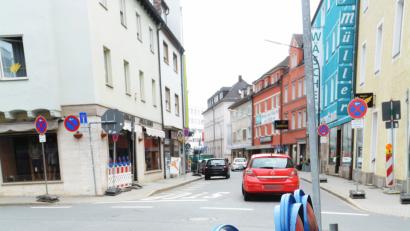Bild: Schönberger, Gabi [gsb]
Die Stadtwerke haben die Sperrung an der Kreuzung der Ring- und Goethestraße vorbereitet: Am Montag beginnen die Kanalbauarbeiten.