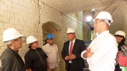 Bild:  [JP]
Kastls Bürgermeister Stefan Braun (Zweiter von rechts) führte Finanzminister Albert Füracker (rechts) und seine Begleiter durch die Baustelle: In die Kastler Klosterburg sollen Teile der Polizeifachhochschule einziehen.