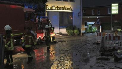 Bild: kro
Heftige Regenfälle spülten erneut Wassermassen und Schlamm durch die Konnersreuther Ortsmitte. Überflutet wurde auch wieder die Schafferhof-Baustelle (rechts). Aktive von neun Feuerwehren waren im Einsatz, darunter eine Gruppe aus Kemnath mit Hochwasser-Spezialausrüstung.