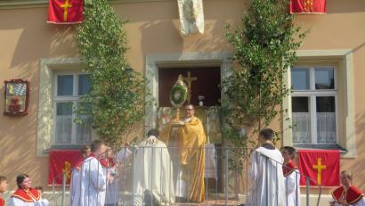 Bild: jzk
Am dritten Altar beim Pfarrheim am Schützengraben spendet  Stadtpfarrer Konrad Amschl mit der Monstranz den sakramentalen Segen.