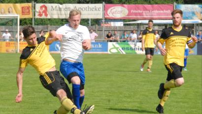 Bild: Gebert, Rudolf [GB] (rudolf.gebert@oberpfalzmedien.de)
Im zweiten Relegationsspiel zur Bezirksliga trifft der FC Tirschenreuth am Sonntag auf den SV Mistelgau. Das erste Match gewannen die Kreisstädter gegen den VfB Arzberg mit 3:1. Hier trennt Tobias Siegert (links) den Arzberger Maximilian Höppler vom Ball, rechts FC-Kapitän Bastian Popp.