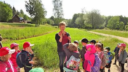Bild: hl
Die Waldecker Kinder bei der Führung im Freilandmuseum Neusath-Perschen, die alle sehr interessiert verfolgen.