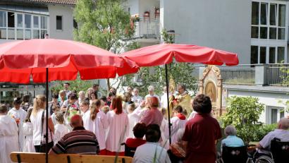 Bild: njn
In diesem Jahr steht bei der Fronleichnamsprozession der dritte  Altar beim Caritas-Altenheim in der Jahnstraße. Mit auf dem Bild Pfarrer Martin Besold mit der Monstranz.