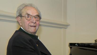 Bild: Hirsch
Prof. Dr. Josef Zilch am Klavier, wie ihn die Schwandorfer kennen und schätzen. Der Ehrenbürger der Großen Kreisstadt feiert an diesem Samstag seinen 90. Geburtstag.	Bild: Hirsch