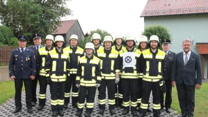 Bild: Pilfusek, Josef [PI] (josef.pilfusek@t-online.de)
Lob für die bestandenen Leistungsprüfungen gab es von Bürgermeister Johann Maurer und Kreisbrandmeister Alfons Huber (von rechts). Bild: pi