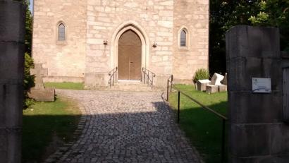 Bild: LK
Wo vorher der ortsbildprägende Torbogen am Hauptportal der Kirche St. Georg zu sehen war, stehen jetzt nur noch die beiden Säulen. Die anderen Torbogensegmente liegen am Kirchplatz.