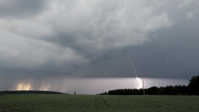 Bild: Auer, Alexander
Auch im Kreis Regensburg und im Kreis Kelheim hatten die Einsatzkräfte mit überfluteten Straßen und Kellern zu kämpfen. Sie waren bis in die frühen Morgenstunden im Einsatz