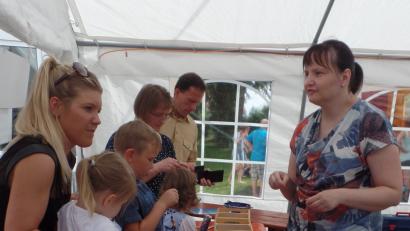 Bild: br
Das Angebot, selbst Naturpark-Glückskettchen anzufertigen, kommt an.