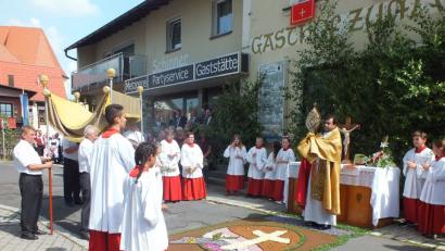 Bild: soj
Das Allerheiligste wird durch die Straßen des Ortes getragen.