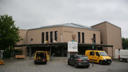 Bild: wro
Monatelang wurde die Geduld der Rathaus-Mitarbeiter, auch der Besucher strapaziert. Inzwischen hat das Gebäude eine neue Farbe erhalten. Die Gerüste wurden abmontiert. Ausgaben von rund 1,1 Millionen Euro sind heuer im Haushalt veranschlagt.