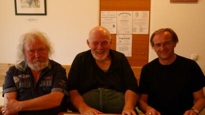 Bild: ebr
Walter Pilsak begleitete musikalisch den Vortrag von Hans Lauth und Berthold Kellner (von links) über Ludwig Thoma.