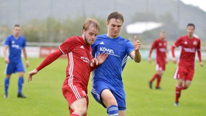 Bild: Ziegler
Der Ettmannsdorfer Florian Ruß (rechts) kann sich mit seinen Teamkollegen sogar eine Niederlage mit einem Tor Unterschied erlauben, um in der Landesliga Mitte zu bleiben.